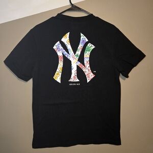 New Era MLB Men's NY Yankees Two-sided Black T-shirt Floral Logo Size Large